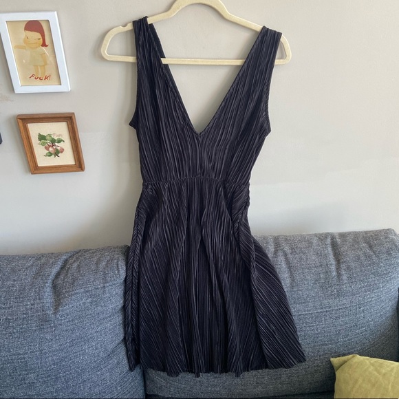 H&M flowy black dress! Size 6 - Picture 2 of 4